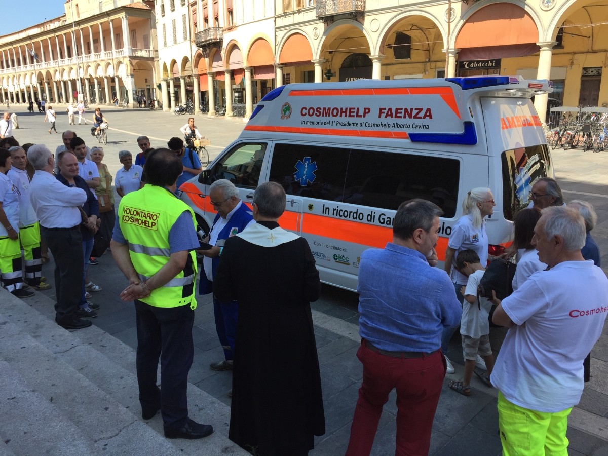 Nuova ambulanza per Cosmohelpm con il contributo de LA BCC