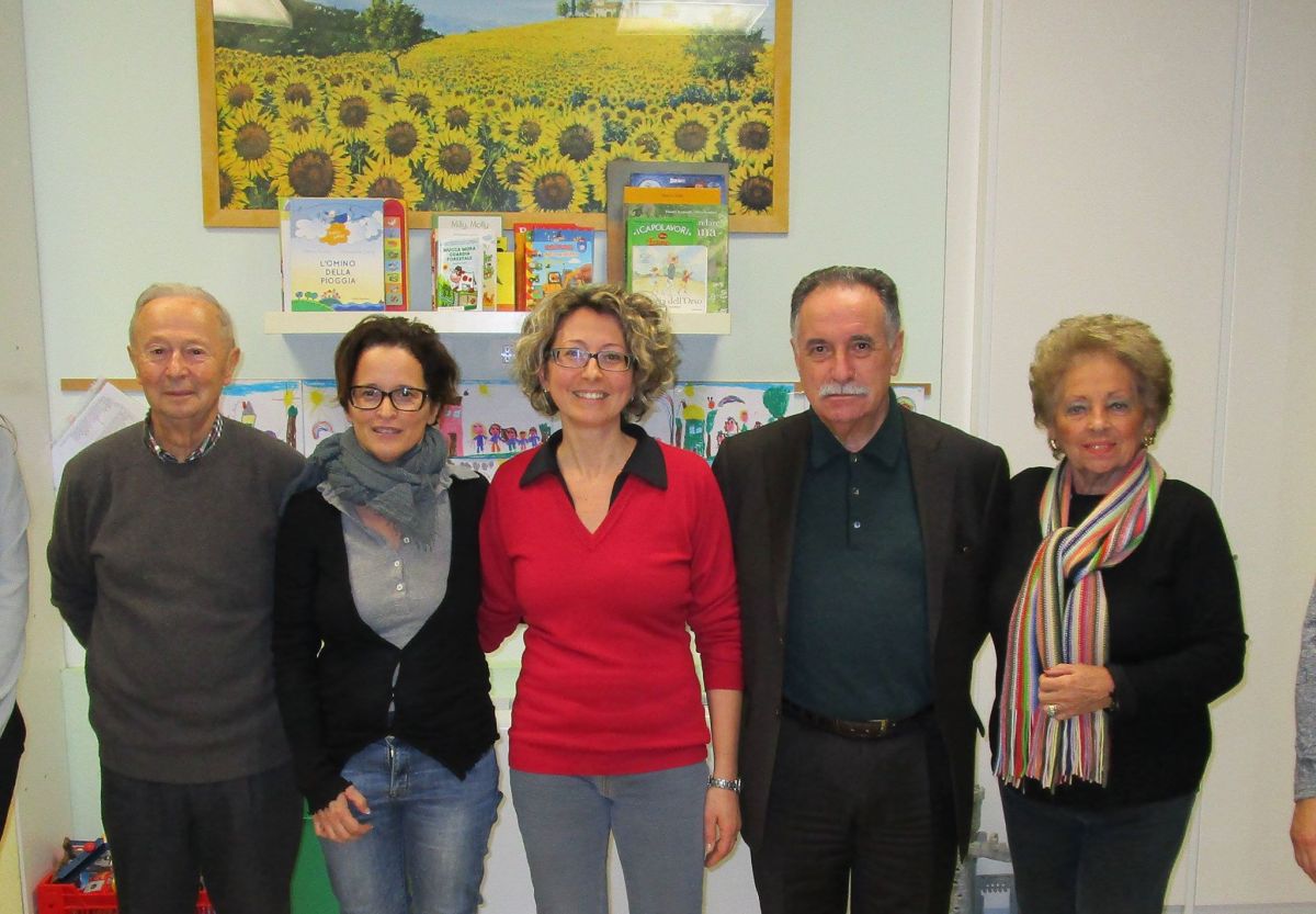 Gordini (secondo da destra) porta gli 8.000 euro di contributo de LA BCC all'asilo Azzaroli