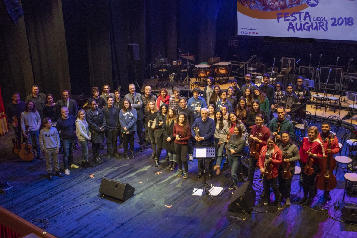 La foto di gruppo della scorsa edizione (2018) della Festa degli Auguri per i Soci de LA BCC
