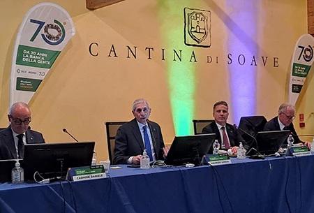 Immagine del tavolo dei relatori alla Riunione dei Soci a Soave in provincia di Verona