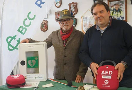 Immagine consegna defibrillatori alla Protezione Civile dell'Aquila dal Gruppo Alpini Jacobucci