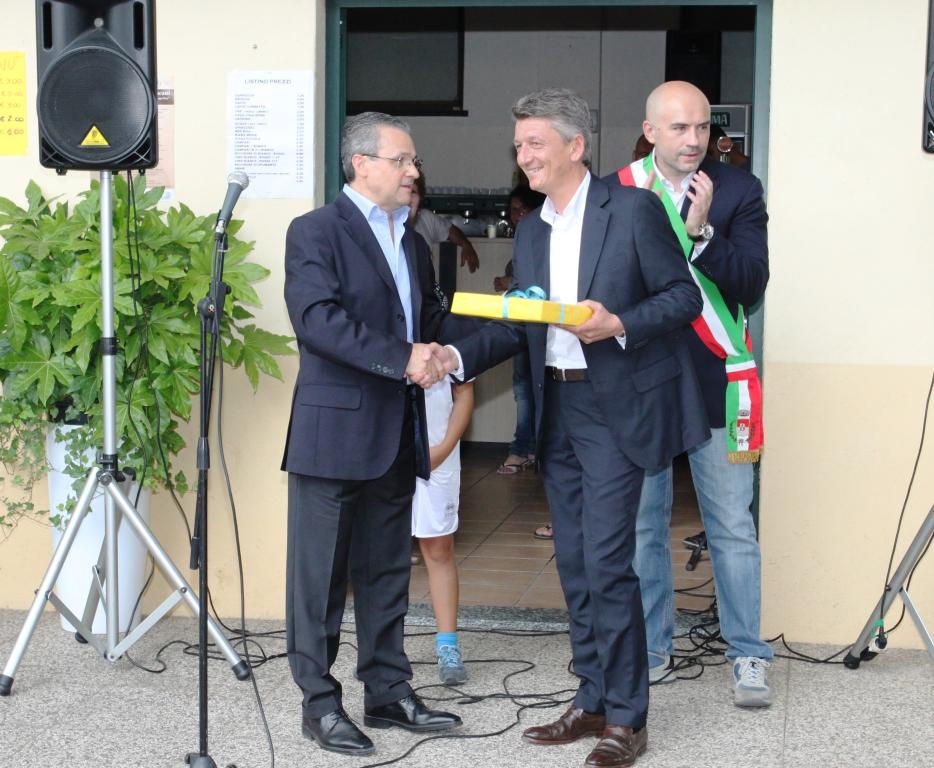 Il presidente Scazzosi riceve da Roseti la targa