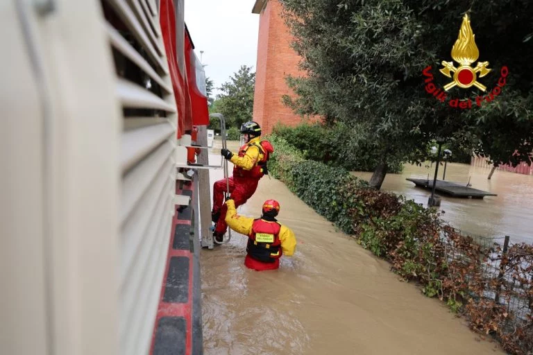 Immagine vigili del fuoco - alluvione toscana